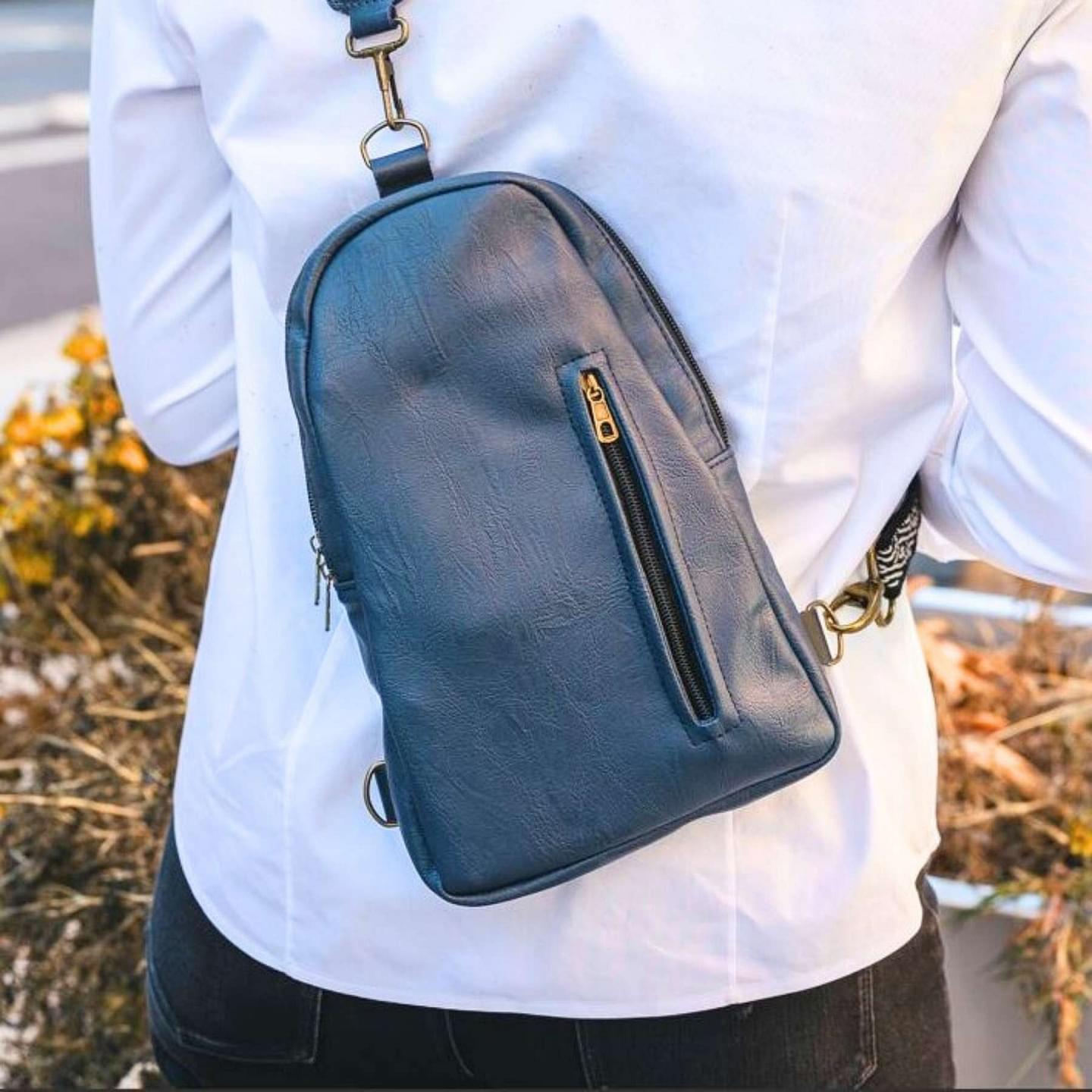 Avalon Crossbody Pack Blue